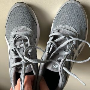 I wear an 8.5 in sneakers but these must run big. I waited too long to return.